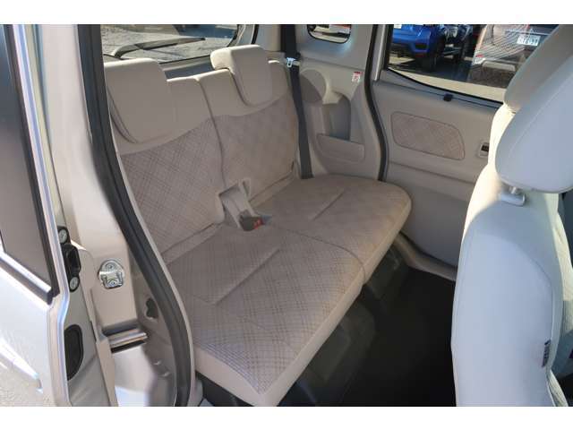 リアシートは5：5分割でリクライニング、スライド調整、折りたたみ収納　シートバックテーブル