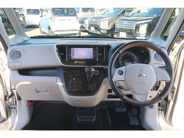 純正オリジナルナビ　タッチパネル式オートエアコン　セレクトレバー　ステアリングカバー　ステアリングスイッチ　フロアマット