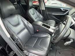 革シートなので高級感◎です♪黒を基調とした落ち着いた雰囲気の車内となっております♪シート、マット、ダッシュには汚れも無くとても綺麗な状態の内装となっております♪