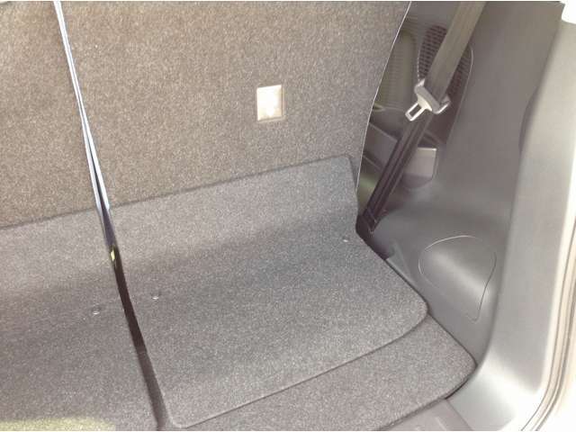 シートをスライドすると大きな荷物も楽々搭載できます。