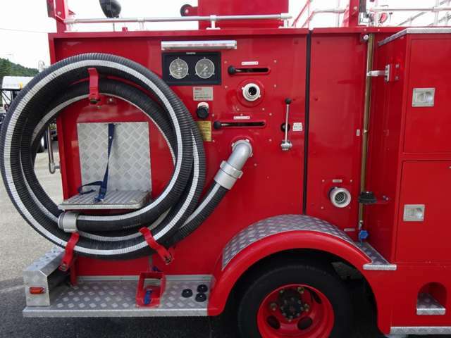 水槽付きの消防車は入庫少ないので、お早めにお問い合わせ下さい！大型工場等での消火設備としての利用の他、輸出にもオススメの一台です！◎