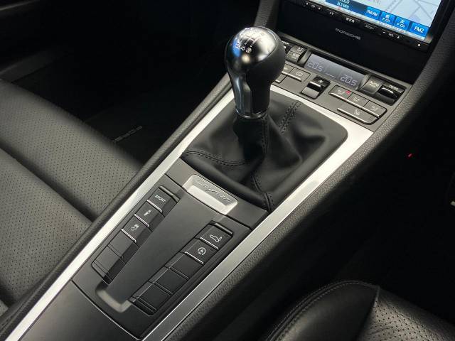 気になる箇所や、画像のリクエストなどお気軽にオートステージ堺のプレミアムカー専門スタッフにお問い合わせください。TEL：072-224-4908