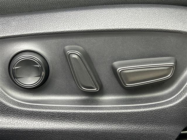 【運転席】座り心地が良いシートなので長時間の運転でも快適にお過ごしいただけます。新品のフロアマットのご注文も可能です。掲載箇所以外にご希望の写真がございましたらお気軽にお問い合わせ下さい。