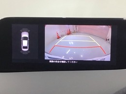 リバースギアに入れるだけで後方の表示へ切り替わります。夜間や雨の日の駐車も楽になりますよ。