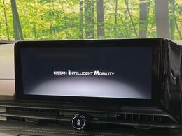 【メーカー純正12.3インチナビ】インテリアに溶け込むスタイリッシュな「専用設計」メーカーナビを装備♪視認性や操作性など基本性能にも優れ、より上質なカーライフをお楽しみいただけます。