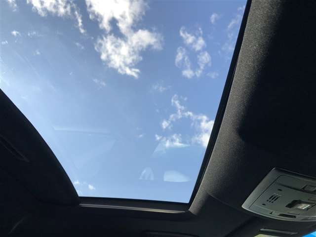 ムーンルーフ付き♪明るさと開放感で楽しくドライブできます。さぁ、ルーフを開けて出かけましょう♪