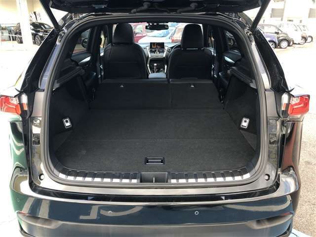 間口の広いラゲージスペース。荷物の出し入れが楽にできて大変便利です。リヤシートは6：4の分割になっていますので、乗車人数や荷物の量によってアレンジできます。