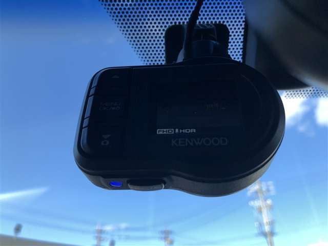 ニュースで流れる【事故の瞬間】【あおり運転】の映像は、ドライブレコーダーが録画しているからです。もしもの時の証拠映像を保存できます。