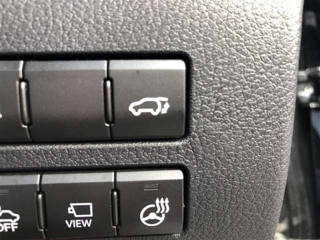 運転席でバックドアの開閉ができます。