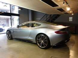 リアオープニングの抑揚もマッスルな印象で造形されています