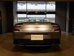 ダウンフォースのためデザインされた造形の深いトランクデッキ