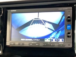 リバースギアに入れるだけで後方の表示へ切り替わります。夜間や雨の日の駐車も楽になりますよ。