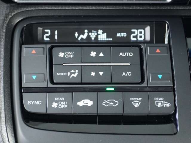 ◆オートエアコン装備◆　お好みの温度を設定をするだけで、後は、自動で風量を調節してくれます！快適にドライブが楽しめます。