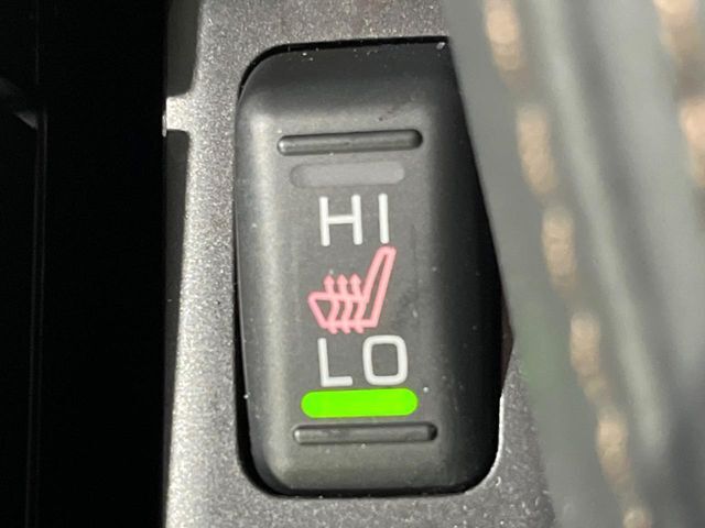 【シートヒーター】寒い日に重宝するシートヒーター！エアコンより早く温まってくれるので寒がりの人も安心ですね♪エアコンの温風は乾燥するから苦手、という方にもをおすすめです。