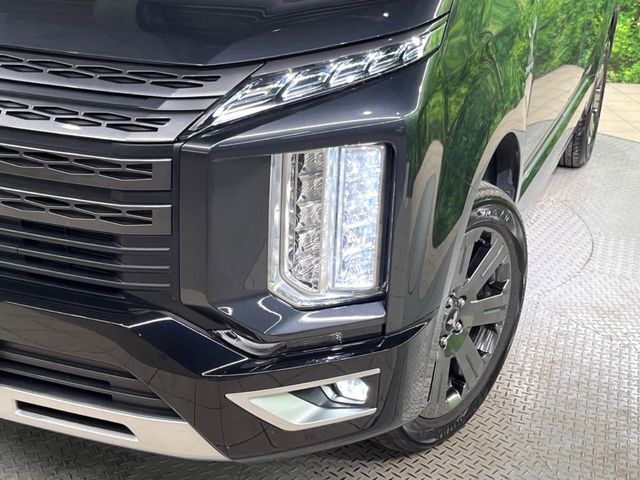 【LEDヘッドライト】悪天候や夜間走行時も良好な視界を確保し安心して運転できる高輝度LEDヘッドライトを装備！点灯速度が早く、消費電力も抑えられています。