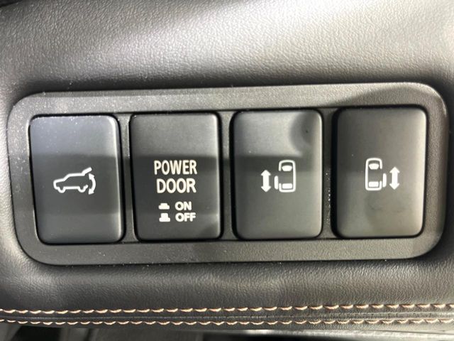 【両側パワースライドドア】スマートキーや運転席のスイッチで後席両側スライドドアの開閉が可能♪電動だから力を入れてドアを開ける必要が無く、小さなお子様でも簡単に開け閉めでき快適です♪