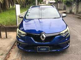 LEDデイライトが精悍なフロントマスク。ヘッドライトもLEDなので明るく夜間走行も安心です。