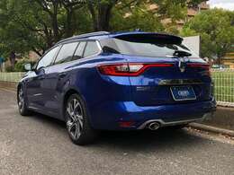 鮮やかなブルーメタリックの外装は大きな目立つキズや凹み無く、きれいな状態です。R6年7月コーティング施工された記録ございます。ワンオーナーで5年間の延長保証に加入していた安心のディーラーメンテナンス車。