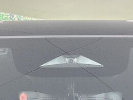 【ホンダセンシング】走行中に前方の車両等を認識し、衝突しそうな時は警報とブレーキで衝突回避と被害軽減をアシスト。より安全にドライブをお楽しみいただけます。