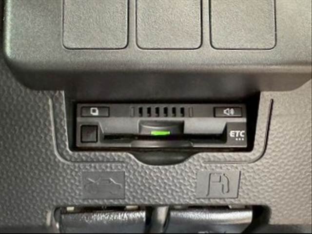 【ETC車載器】を装備しておりますので、ご納車直後からの遠距離ドライブも可能です。土日の利用料金の割引や、朝夕の通行料金を割引料金で高速道路をお楽しみいただけます。