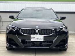 【BMWの伝統】BMWの特徴的な“キドニーグリル”は、80年以上続く伝統の形でございます。変わらないこだわりのデザインが、プレミアムブランド“BMW”を創り出します。