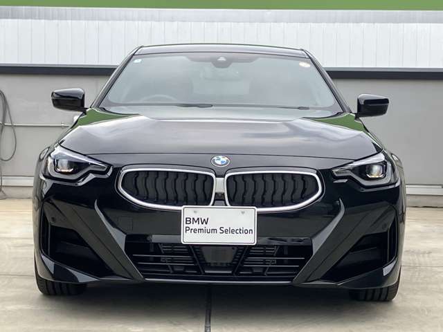 【BMWの伝統】BMWの特徴的な“キドニーグリル”は、80年以上続く伝統の形でございます。変わらないこだわりのデザインが、プレミアムブランド“BMW”を創り出します。