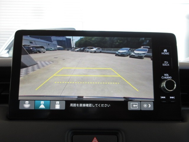 バックカメラの画像です。ガイドラインがスムースな車庫入れをサポートいたします！車庫入れの安心感がアップしますね☆