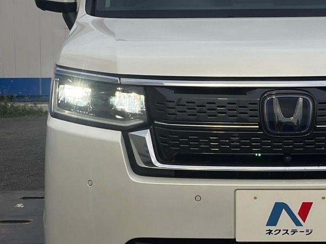 【LEDヘッドライト】悪天候や夜間走行時も良好な視界を確保し安心して運転できる高輝度LEDヘッドライトを装備！点灯速度が早く、消費電力も抑えられています。