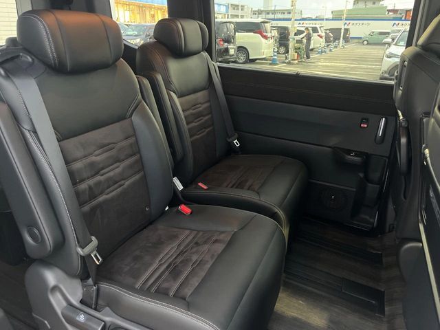 後部座席も気になるようなキズ・汚れやへたり等、大きなダメージはなく、良好な状態です。