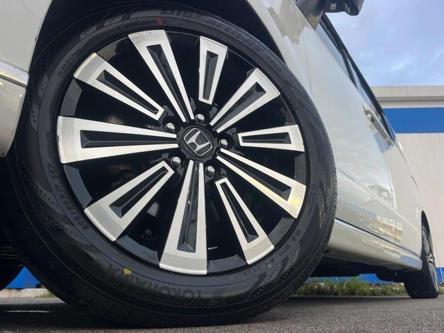 【純正アルミホイール】外観にマッチした純正アルミホイールを装着しております。各種社外アルミホイールや、スタッドレスタイヤも取扱いしております。是非ご相談ください♪