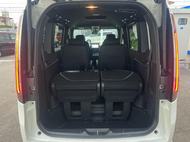 後席を格納すると、これだけの広さが！シーンに合わせたシートアレンジで、大きな荷物も積むことが出来ます♪