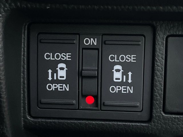 【両側パワースライドドア】スマートキーや運転席のスイッチで後席両側スライドドアの開閉が可能♪電動だから力を入れてドアを開ける必要が無く、小さなお子様でも簡単に開け閉めでき快適です♪