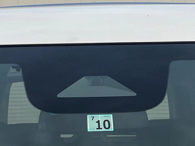 【ホンダセンシング】走行中に前方の車両等を認識し、衝突しそうな時は警報とブレーキで衝突回避と被害軽減をアシスト。より安全にドライブをお楽しみいただけます。