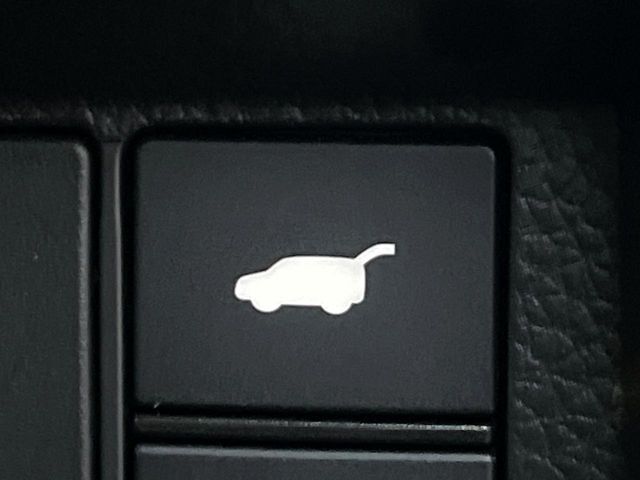 【パワーバックドア】スマートキーや運転席のボタンを押すだけでリアゲートが自動で開閉します！荷物を持っている時や、高い位置にあるバックドアを閉める際に便利な機能です♪