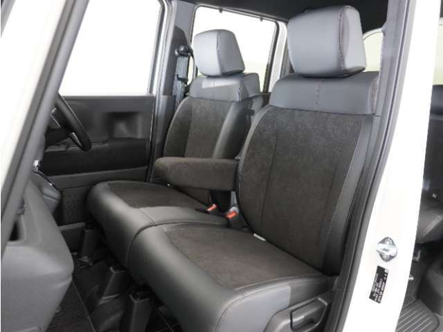 運転席と助手席は足元が繋がっているので自由に行き来しやすいので駐車場が狭いときでも助手席側からスムーズに乗り降りできて便利！