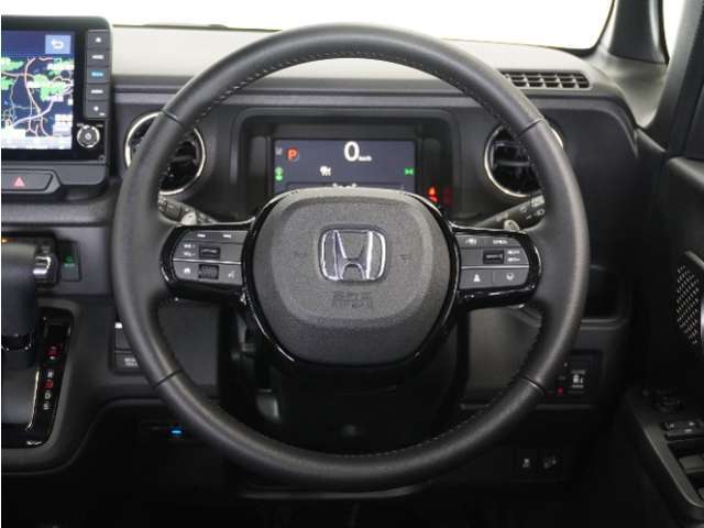 【Honda SENSING】 カメラ等装置で精度の高い検知能力を発揮、安全運転を支援します。ステアリング上のコントローラーに注目！