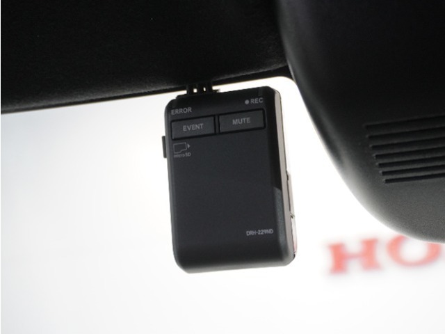 ◆ドライブレコーダー◆映像・音声などを記録する自動車用の装置です。　もしもの事故の際の記録はもちろん、旅行の際の思い出としてドライブの映像を楽しむことができます。