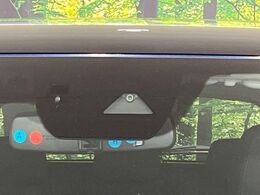 【スマートアシスト】走行中に前方の車両等を認識し、衝突しそうな時は警報とブレーキで衝突回避と被害軽減をアシスト。より安全にドライブをお楽しみいただけます。