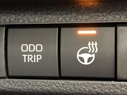 【ステアリングヒーター】冬場に冷たくなりやすい革巻きステアリングを、スイッチ一つで素早く適温に！エアコンよりも早く温まってくれるので、寒い日の運転も快適になりますね♪