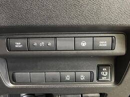 【両側ハンズフリーパワースライドドア】運転席/助手席側とも電動スライドドアを装備。手が離せない時に足をかざすだけでスライドドアを開閉できます。お子様の乗降りやお買い物の荷物の積み降ろしにも便利！