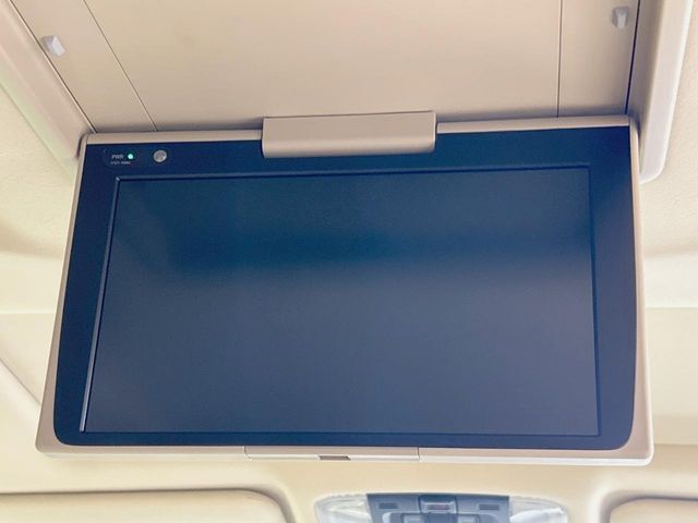 【フリップダウンモニター】大画面モニターで後席でもエンタメをお楽しみいただけます。小さなお子様にも大人気の装備です♪