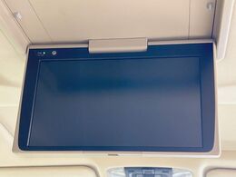 【フリップダウンモニター】大画面モニターで後席でもエンタメをお楽しみいただけます。小さなお子様にも大人気の装備です♪