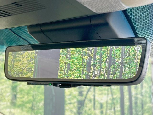 【デジタルインナーミラー】後席の大きな荷物や同乗者で後方が確認しづらい時でも安心！カメラが撮影した車両後方の映像をルームミラー内に表示。クリアな視界で状況の確認が可能です！