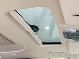 【サンルーフ】開放感たっぷりの希少装備、サンルーフが装着されています！車内に明かりを取り入れたり景色を楽しむ以外にも、車内の空気も簡単に換気できて快適です！