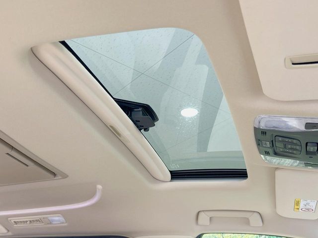 【サンルーフ】開放感たっぷりの希少装備、サンルーフが装着されています！車内に明かりを取り入れたり景色を楽しむ以外にも、車内の空気も簡単に換気できて快適です！