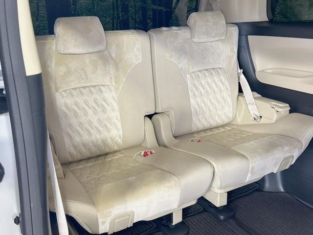 3列目シートはもちろん状態良好☆大人でもゆったりと座って頂けますので、大人数でのお出かけもラクラクです♪ご家族で、気の知れた仲間で、ドライブに行くのが楽しみですね♪