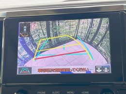 【バックカメラ】駐車時に後方がリアルタイム映像で確認できます。大型商業施設や立体駐車場での駐車時や、夜間のバック時に大活躍！運転スキルに関わらず、今や必須となった装備のひとつです！