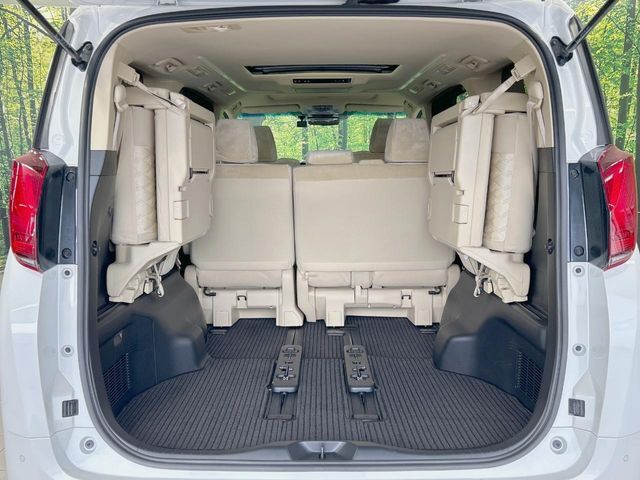 積み下ろしのしやすいデッキにはたっぷりと荷物を積み込んでいただけます。遊びから仕事まで、様々なシーンで頼れます♪