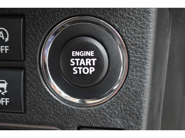 キーを持ったまま施錠、解除、スタートが出来るスマートキー＆プッシュスタートシステムです