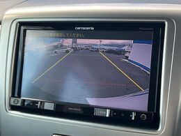 【バックカメラ】駐車時に後方がリアルタイム映像で確認できます。大型商業施設や立体駐車場での駐車時や、夜間のバック時に大活躍！運転スキルに関わらず、今や必須となった装備のひとつです！